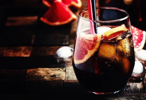 Alcoholic cocktail with cola — Stock Photo, Image