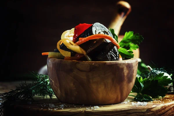 Marine patlıcan soğan ve biber ile — Stok fotoğraf