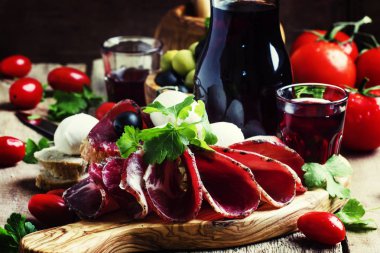 İspanyolca jambon, Yunan zeytin, İtalyan peynir ve kuru kırmızı şarap dilimlenmiş