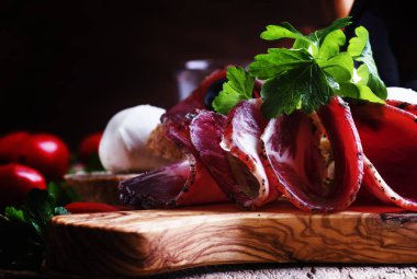 İspanyolca jambon, Yunan zeytin, İtalyan peynir ve kuru kırmızı şarap dilimlenmiş