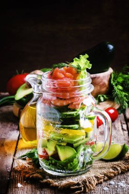 sebze, salata, somon ve karides salatası 