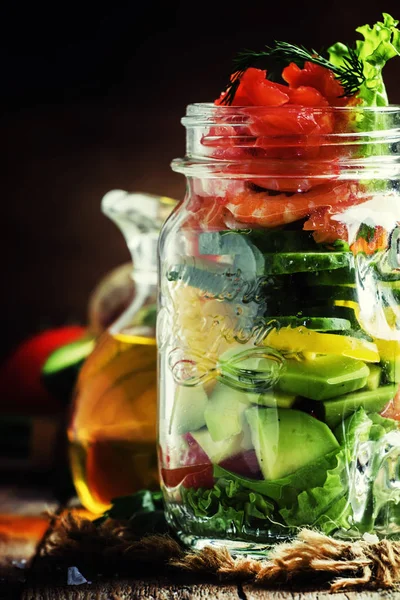 Sallad med grönsaker, sallad, lax och räkor — Stockfoto