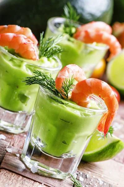 Shrimp cocktail with avocado sauce and lime — Stock Photo, Image