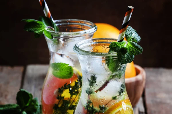 Цитрусовий прохолодний лимонад у скляних глечиках — стокове фото