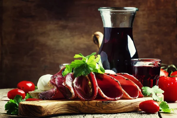 Szeletelt spanyol sonka, görög olajbogyó, olasz sajtot és száraz vörösbor — Stock Fotó