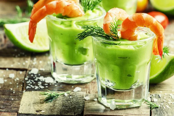 Shrimp-Cocktail mit Avocado-Sauce und Limette — Stockfoto