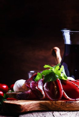 İspanyolca jambon, Yunan zeytin, İtalyan peynir ve kuru kırmızı şarap dilimlenmiş
