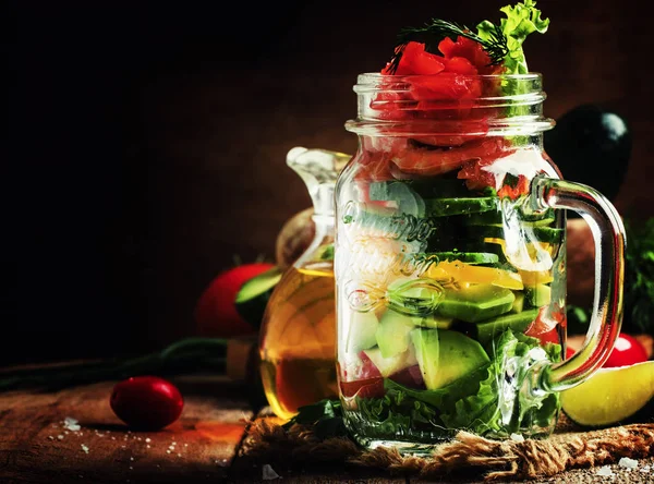 Салат с овощами, салатом, лососем и креветками — стоковое фото