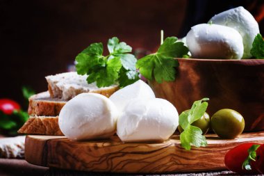 Mozzarella peyniri, ekmek, zeytin ve domates