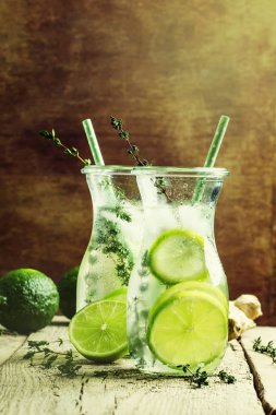 Kekik, zencefil ve buz ile limon limonata