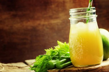 taze sıkılmış meyve suyu 