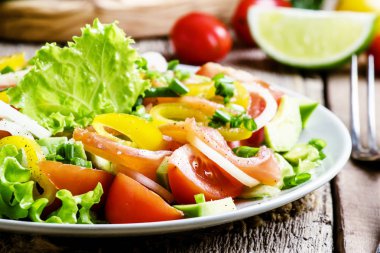 Tuzlanmış somon ve sebze salatası. 