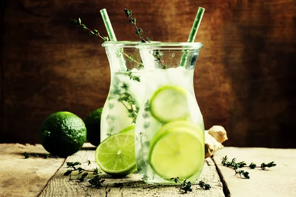 Kekik, zencefil ve buz ile limon limonata — Stok fotoğraf