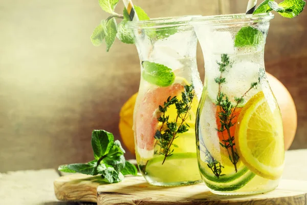 Cocktail di agrumi con acqua tonica, frutta, menta e ghiaccio — Foto Stock