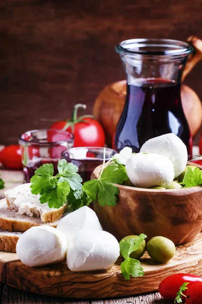 Моцарелла сыр, хлеб, оливки и помидоры — стоковое фото