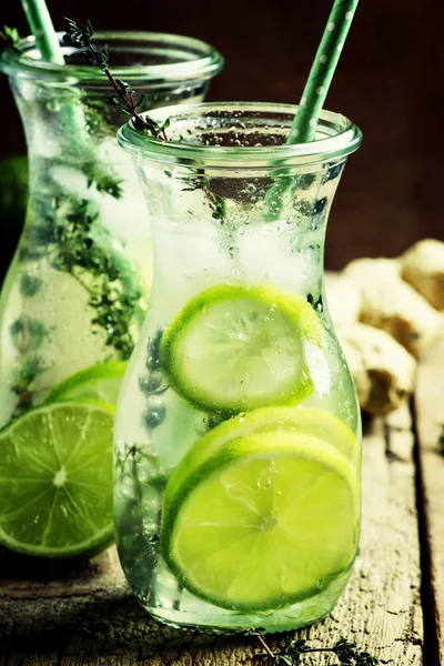 Lime lemoniady z tymianku, imbir i lodu — Zdjęcie stockowe