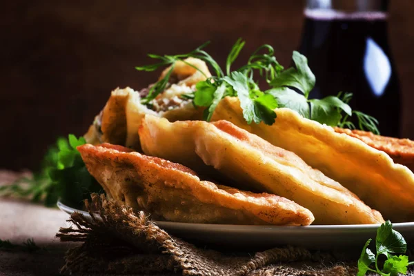 Tortas brancas tradicionais com carne e cebola — Fotografia de Stock