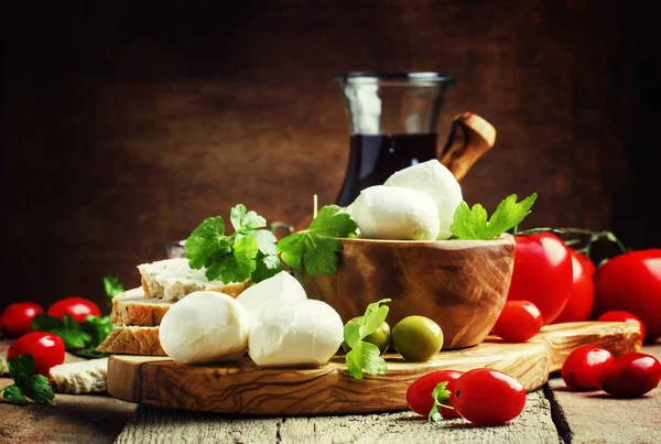 Mozzarella, Brot, Oliven und Tomaten — Stockfoto