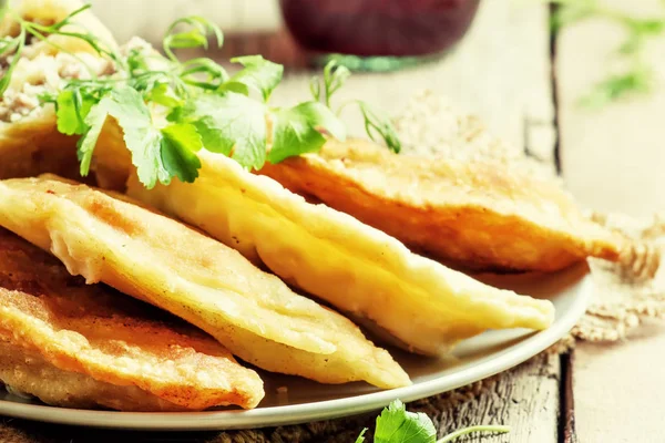 Traditionelle kaukasische Pasteten mit Fleisch und Zwiebeln — Stockfoto