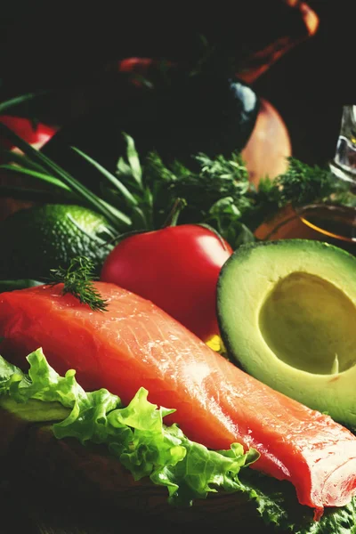Інгредієнти для салату з копченим лососем та авокадо — стокове фото