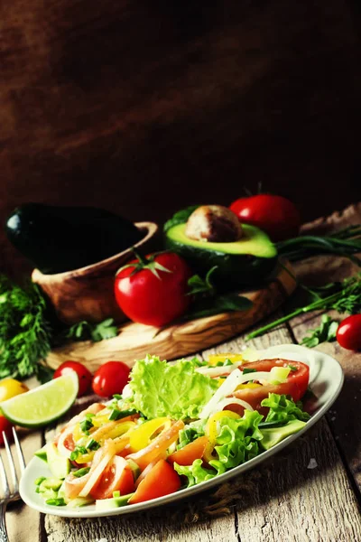 Салат с соленым лососем и овощами . — стоковое фото
