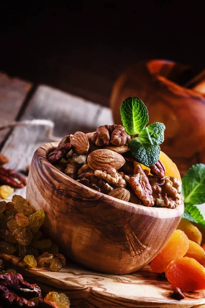 Snacks saludables en un tazón de madera — Foto de Stock