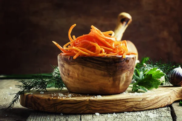 Салат из маринованной моркови — стоковое фото