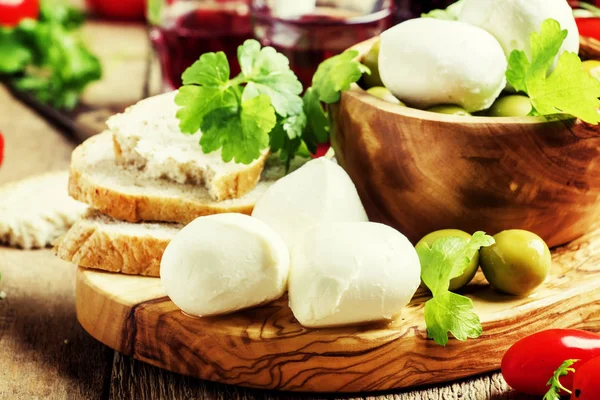 Mozzarella sajt, kenyér, olajbogyó és a paradicsom — Stock Fotó