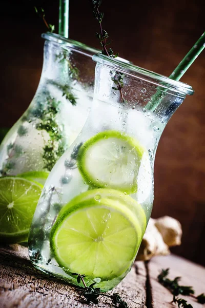 Lime Lemonade with thyme, ginger and ice — Stock Photo, Image