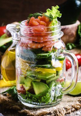 Sebzeli ve balıklı salata