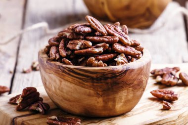 Ham pecans, vintage ahşap arka plan