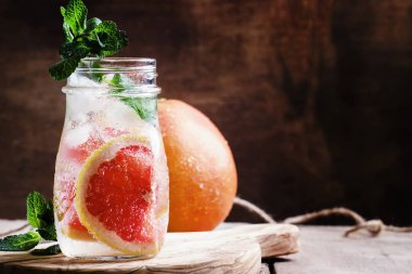 Greyfurt soda su buz ve nane yaprakları ile