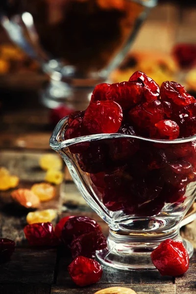 Cerezas dulces secas en un tazón de vidrio — Foto de Stock