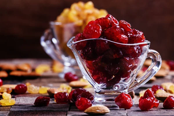 Cerezas dulces secas en un tazón de vidrio — Foto de Stock