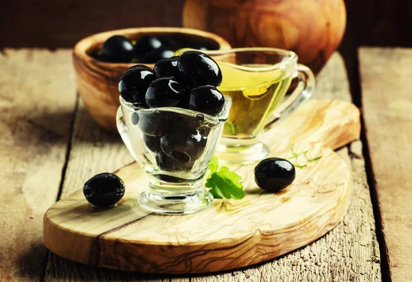 Іспанська чорна оливки і оливкова олія — стокове фото