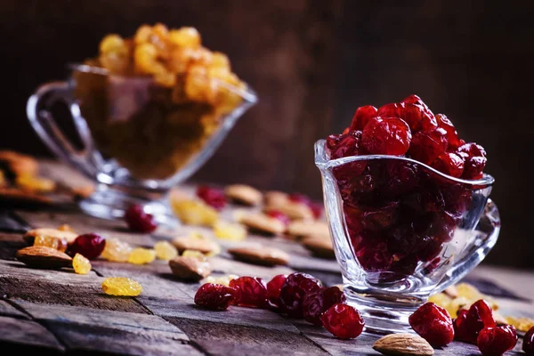 Cerezas dulces secas en un tazón de vidrio — Foto de Stock