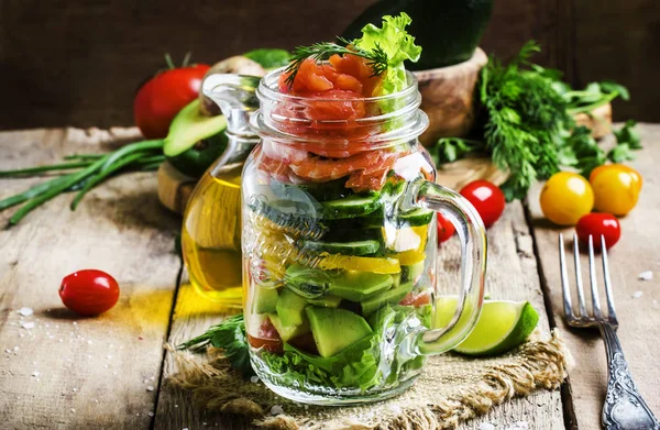 Salat mit Gemüse und Fisch — Stockfoto