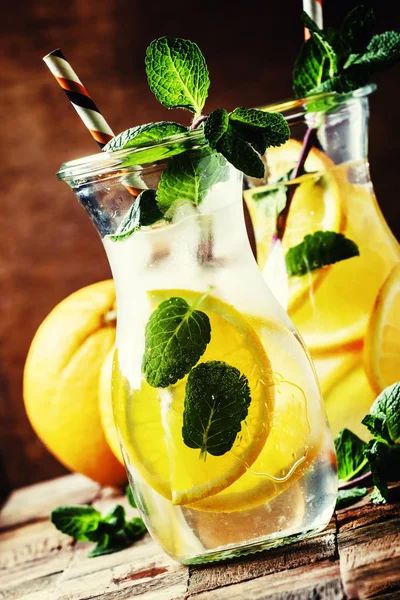 Orangensodawasser mit Eis und Früchten — Stockfoto