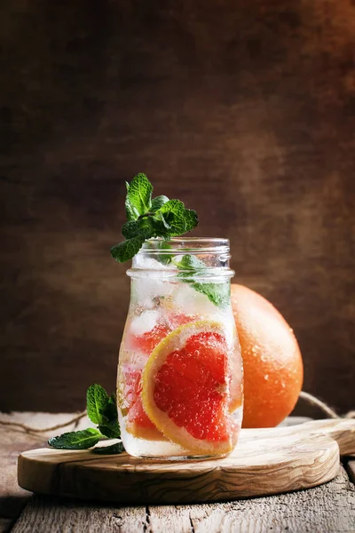Grapefruit soda water met ijs en munt bladeren — Stockfoto