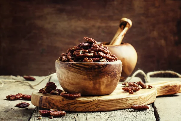 Сырые орехи, старинный деревянный фон — стоковое фото