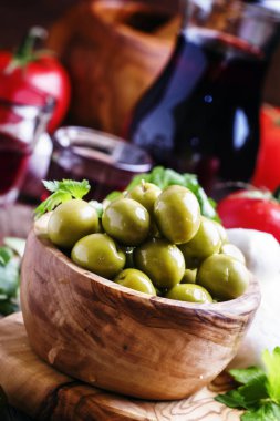 Yeşil Zeytin, peynir, domates ve şarap