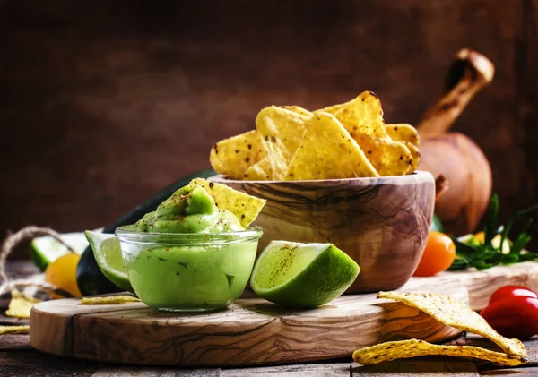 Corn nachos and avocado sauce — Stock Photo, Image