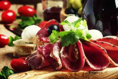 kırmızı şarap ve jambon füme