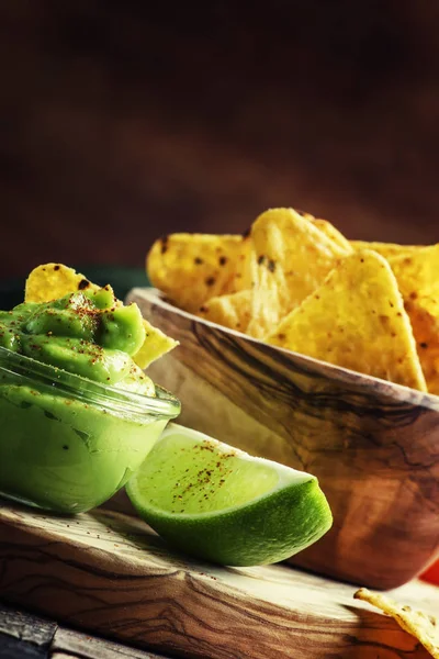 Kukorica nachos és avokádó szósz — Stock Fotó