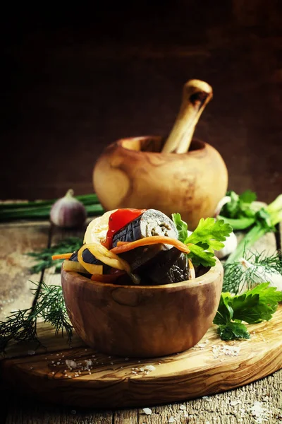 Salat mit Auberginen, Zwiebeln und Paprika — Stockfoto
