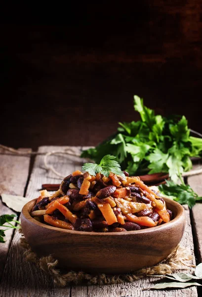 Gebackene Bohnen mit Karotten, Pastinaken, Zwiebeln und Tomaten — Stockfoto