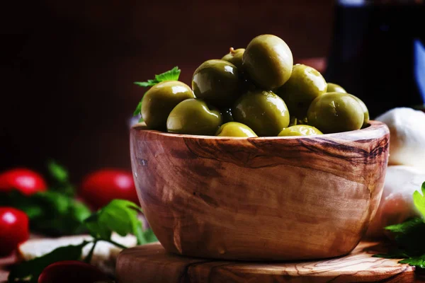 Grüne Oliven, Käse, Tomaten und Wein — Stockfoto