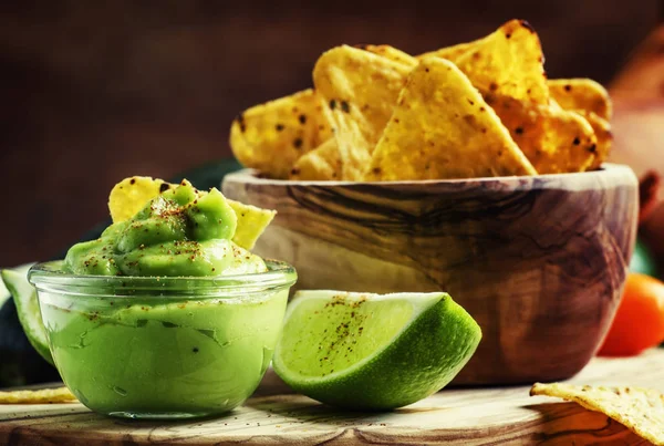 Mais-Nachos und Avocado-Sauce — Stockfoto