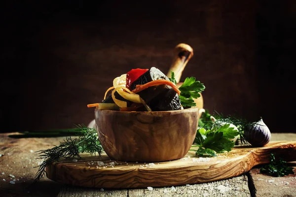 Salada com berinjela, cebola e pimentão — Fotografia de Stock