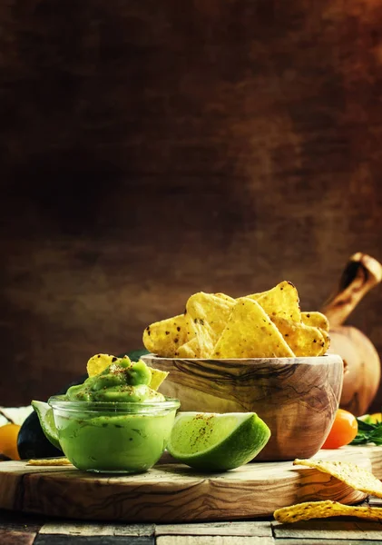 Nachos di mais e salsa di avocado — Foto Stock